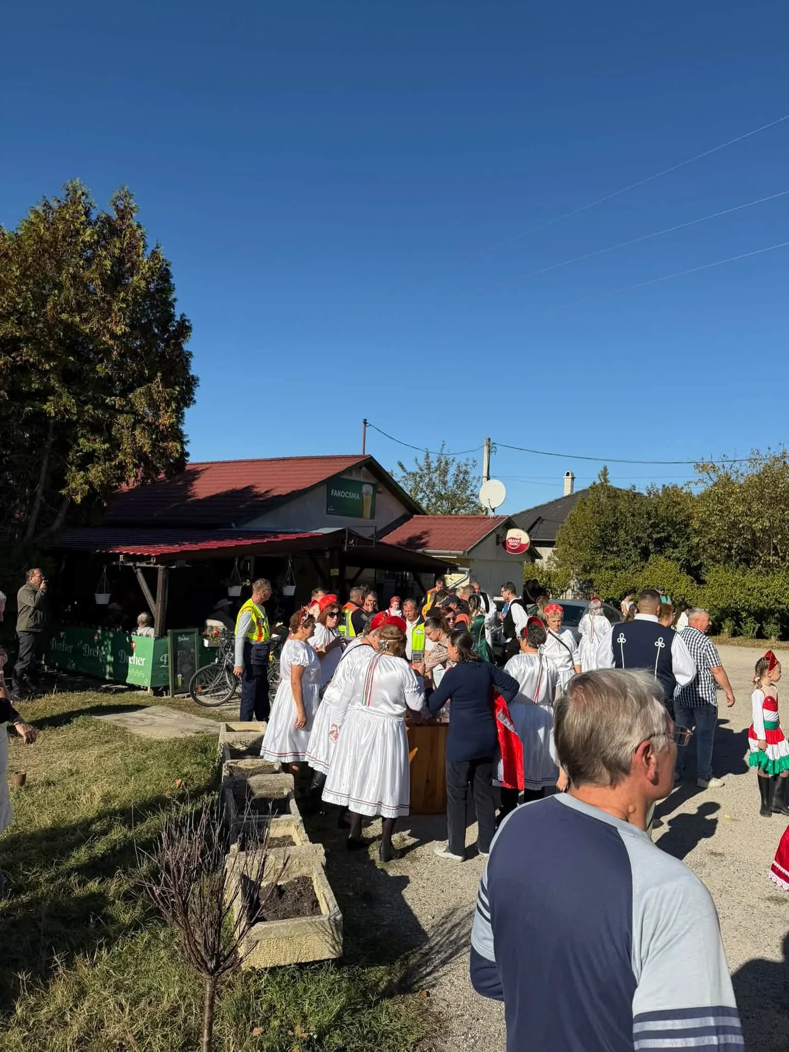 Szüreti mulatság a Fakocsma előtt