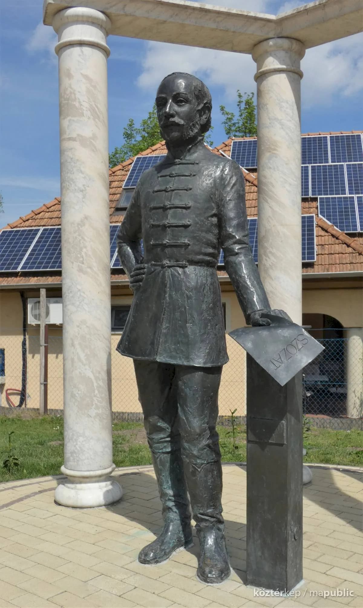 Vörösmarty Mihály szobra