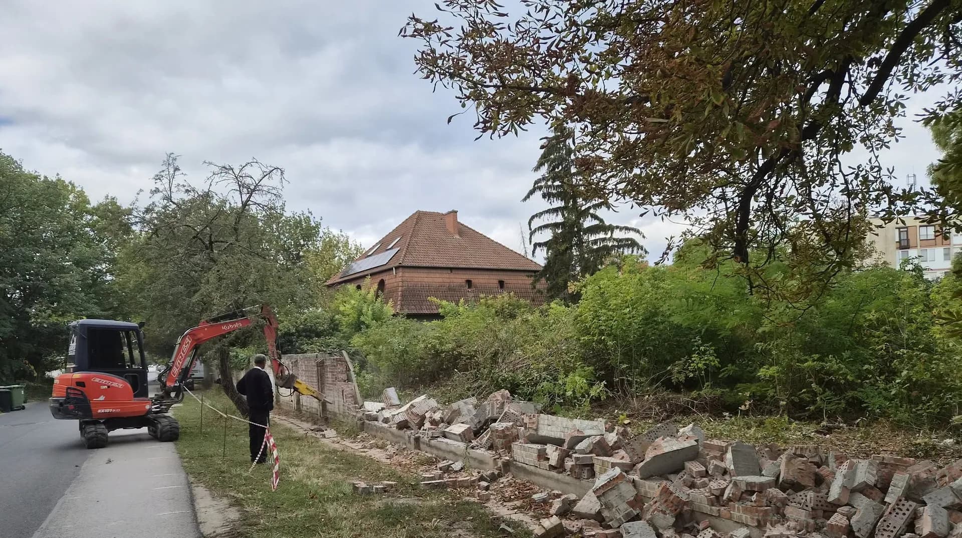 Megkezdődött a Bóné Kálmán utcai ingatlan rendbetétele Gárdonyban