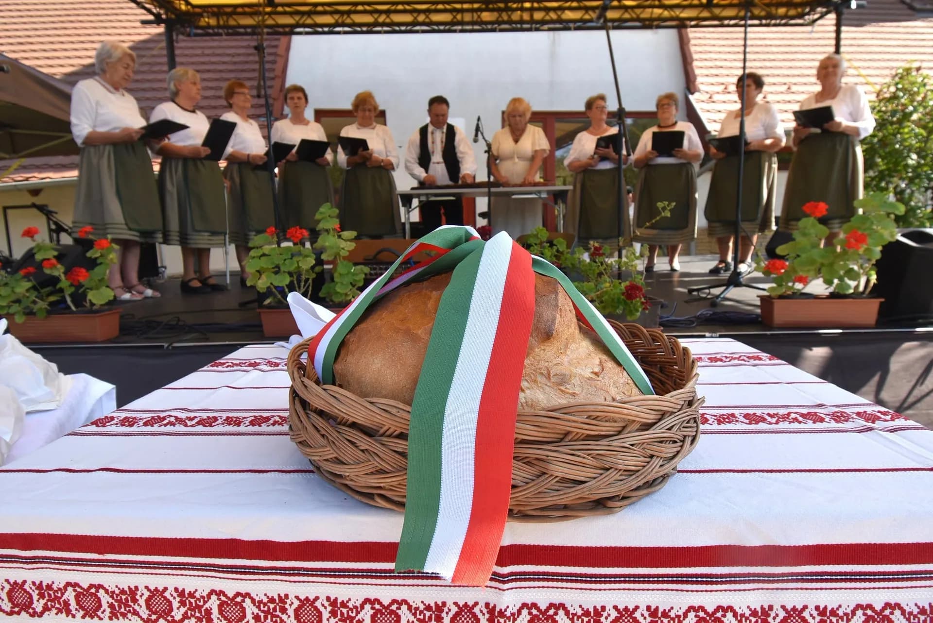 Ünnepi kenyérszentelés és díjátadó a Dinnyési Hagyományőrző Központban